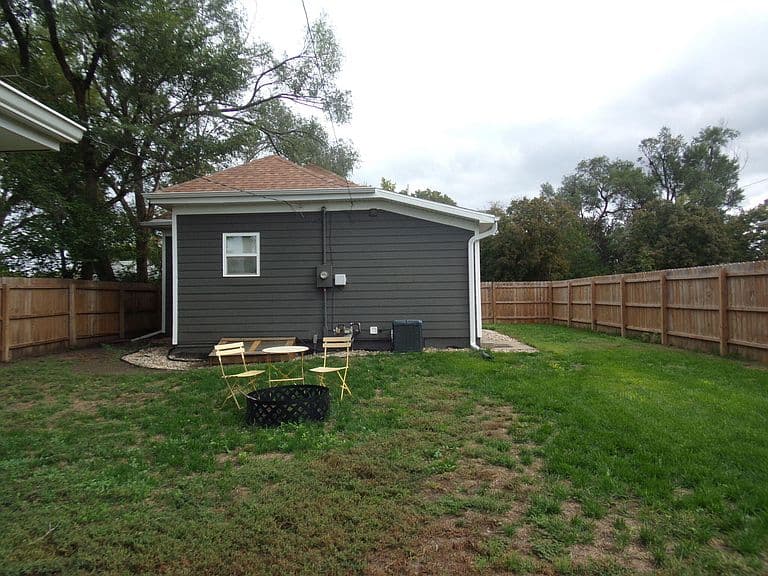 915 N Lawler St photo 4