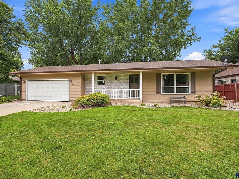 1605 E Crestview Dr photo 2