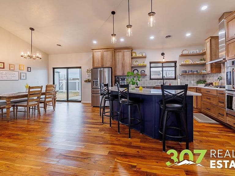 1090 Morning Glory Ln photo 5