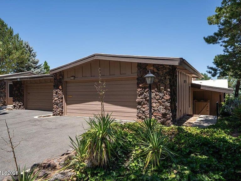 176 Lake Glen Dr photo 3
