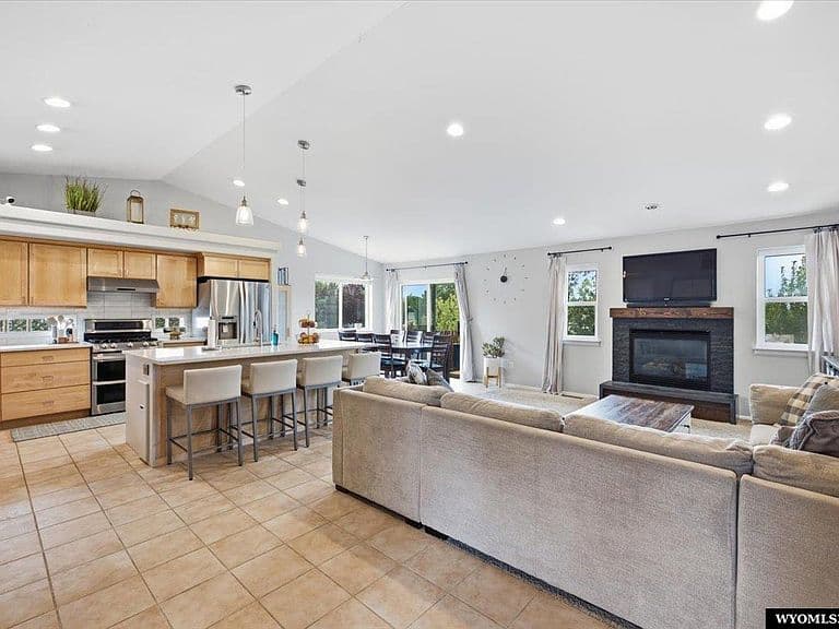 2252 Lexington Ave photo 3