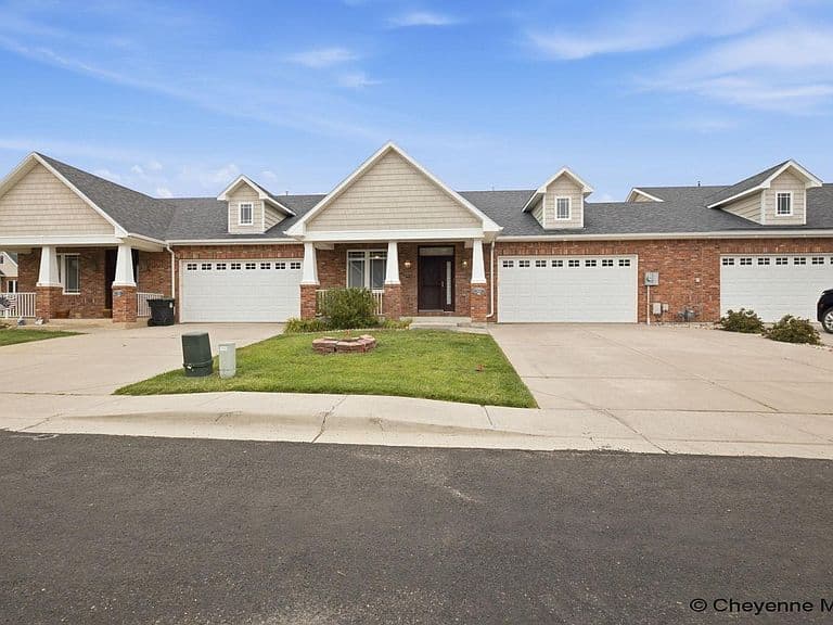 409 Sterling Dr photo 3