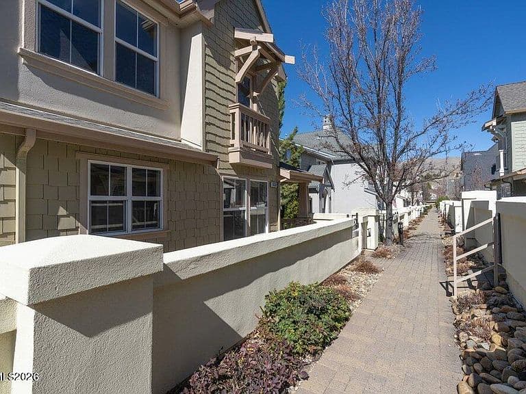 1630 Spring Hill Dr photo 2