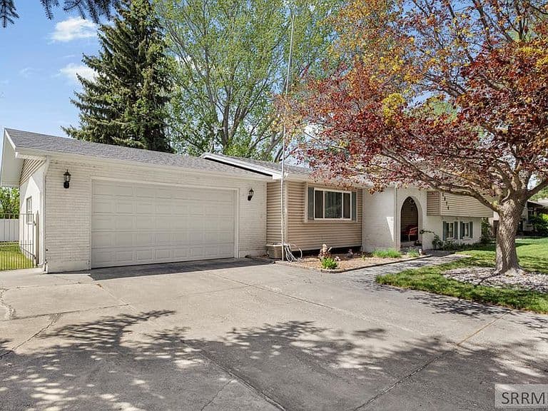 2374 Belmont Ave photo 2