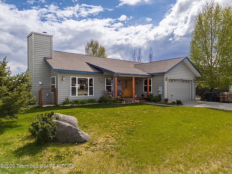 330 Meadowood St photo 2
