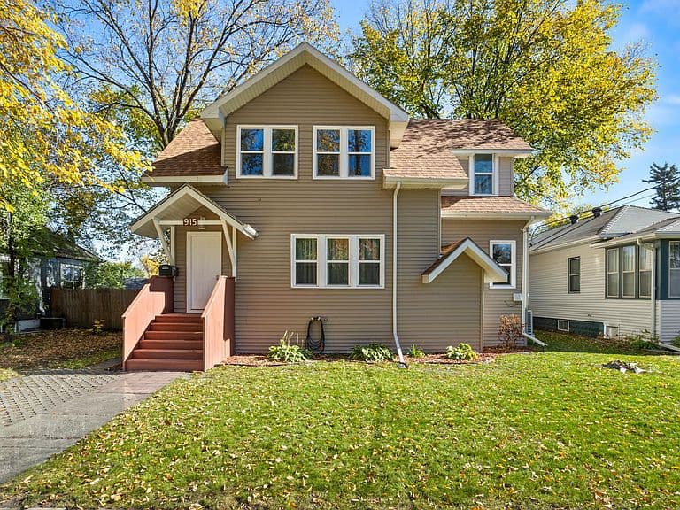 915 1st St N photo 1