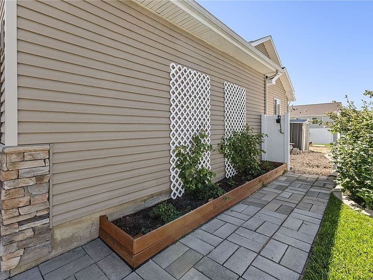 406 Roundhouse Dr photo 3