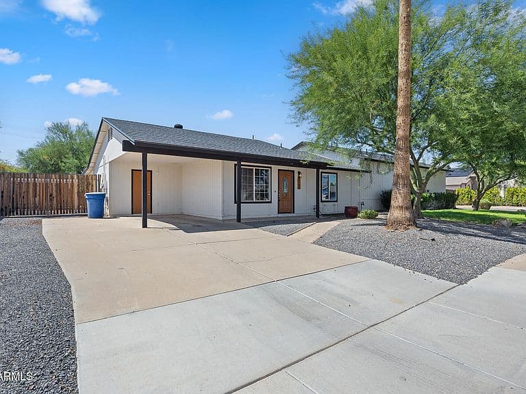 2704 N YUCCA Street photo 3