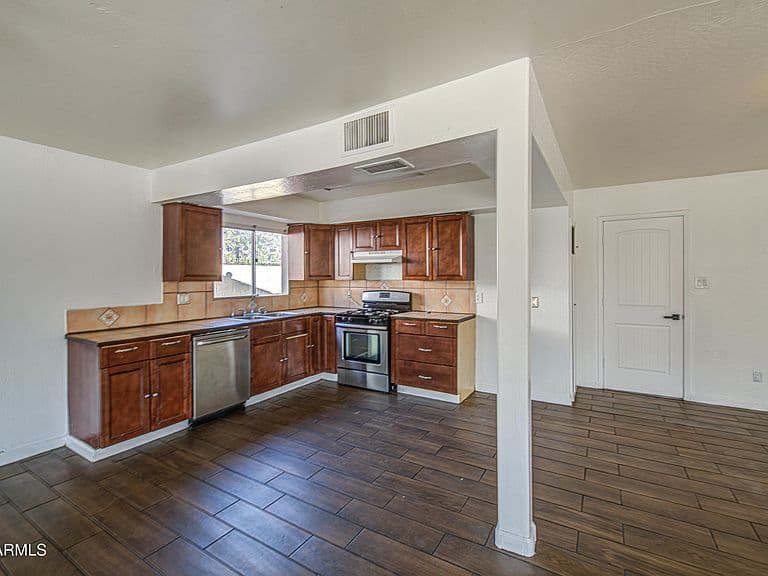 7922 W EARLL Drive photo 4