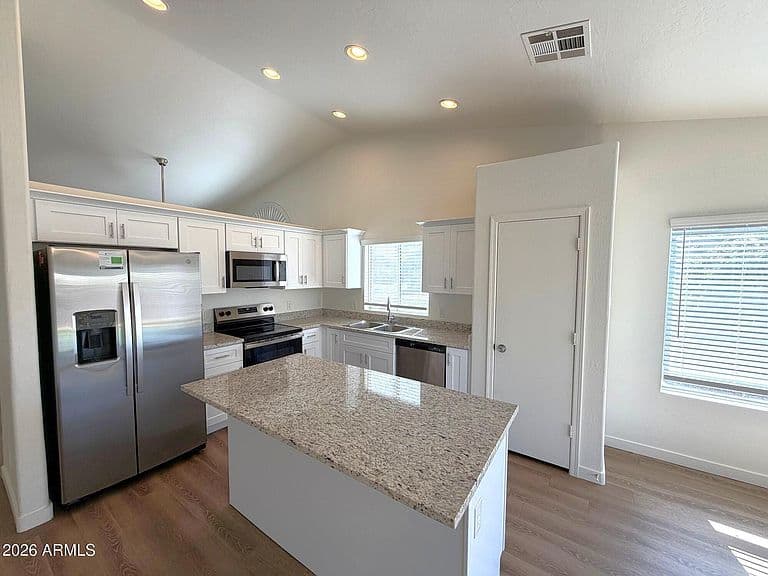 2834 E Oakland Court photo 4