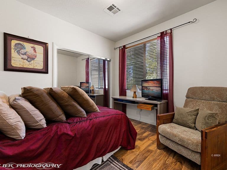 646 Jessica Dr photo 5