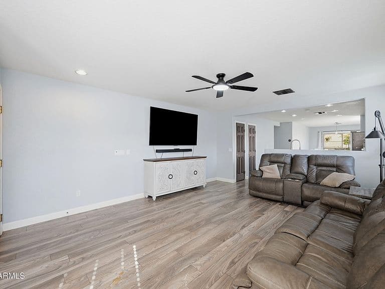 3924 E KENT Avenue photo 5