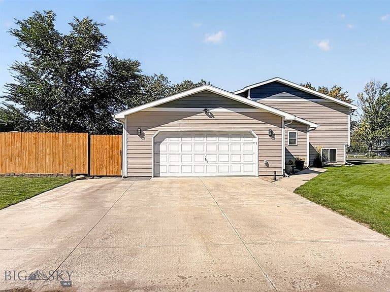 700 Mayfair Dr photo 4