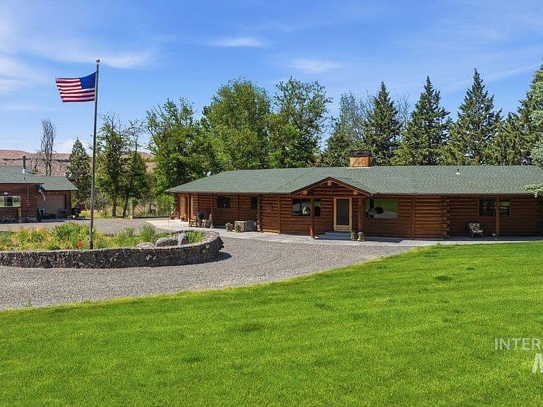 221 Willow Ln photo 1