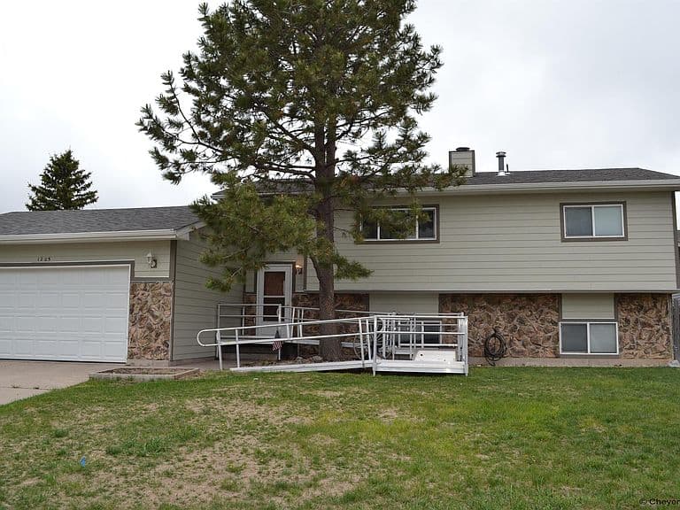 1205 Ashford Dr photo 1
