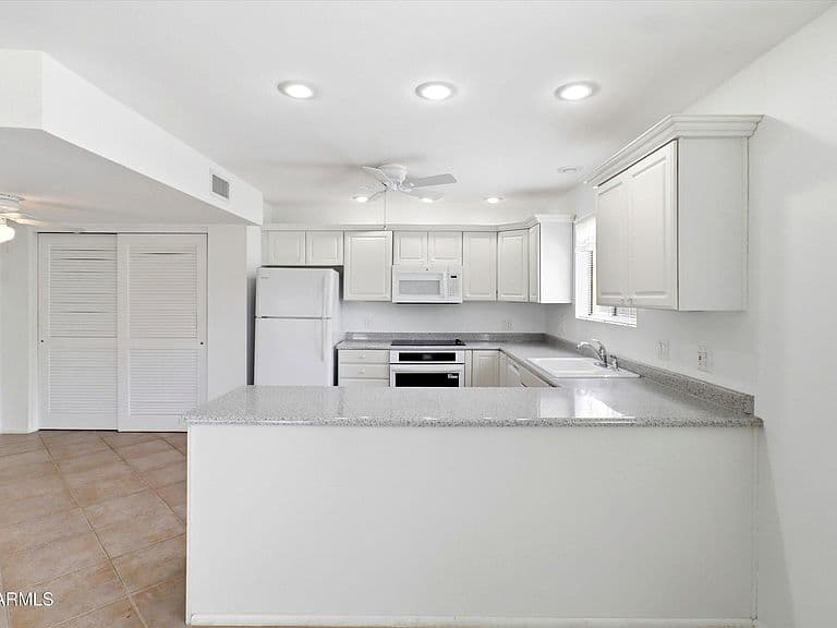 2318 W DAHLIA Drive photo 5