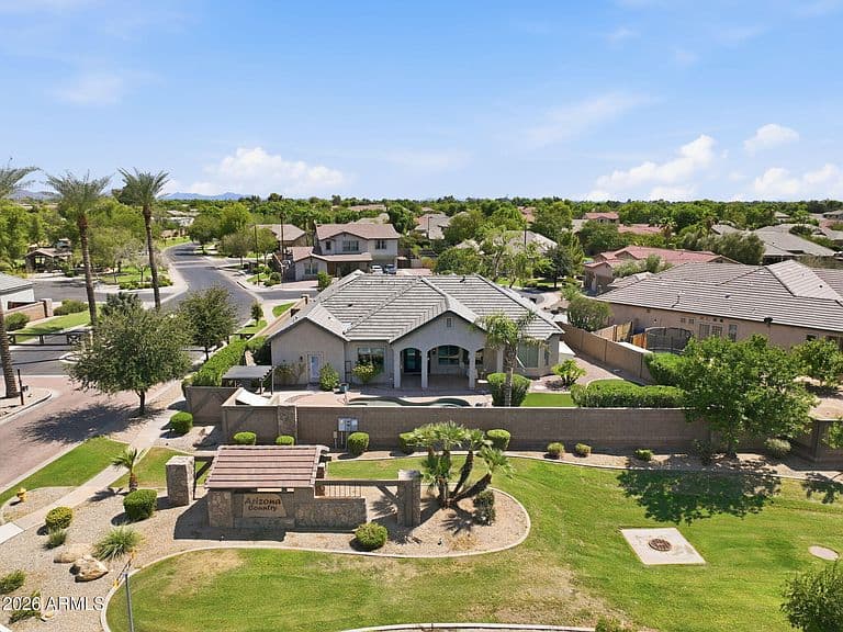 2402 E EVERGLADE Court photo 4