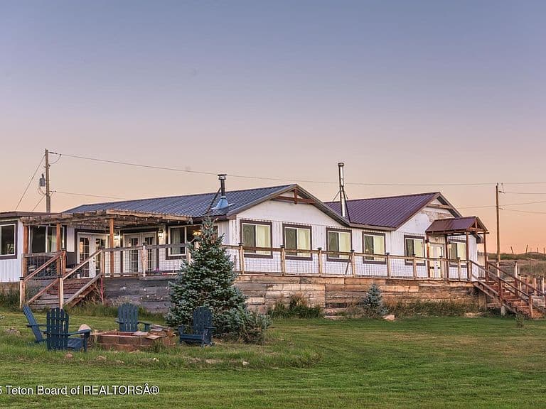 1051 Bailey Loop photo 2