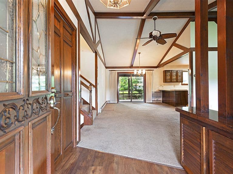 2221 Pauline Dr photo 3