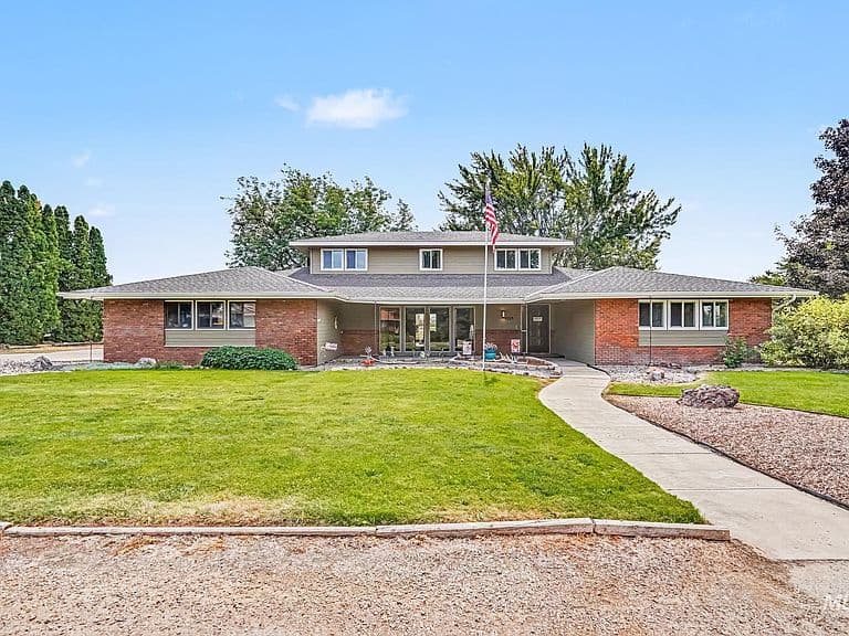 1703 Primrose Dr photo 1