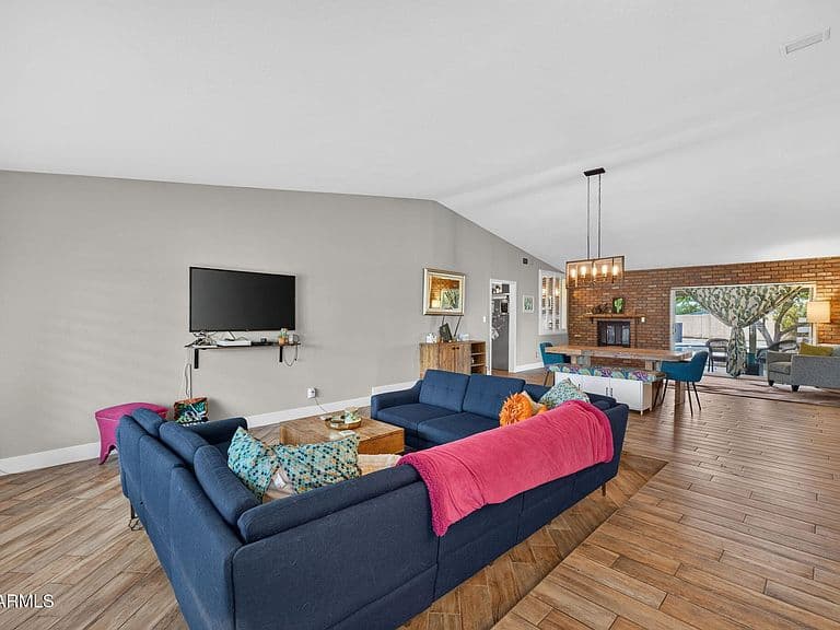 2360 E SAHUARO Drive photo 4