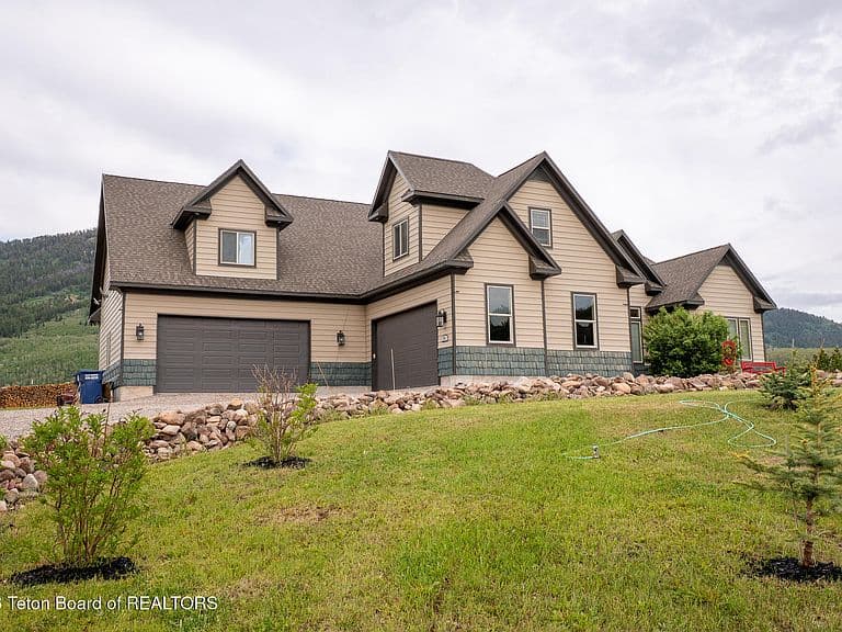 61 Astorian Ln photo 2