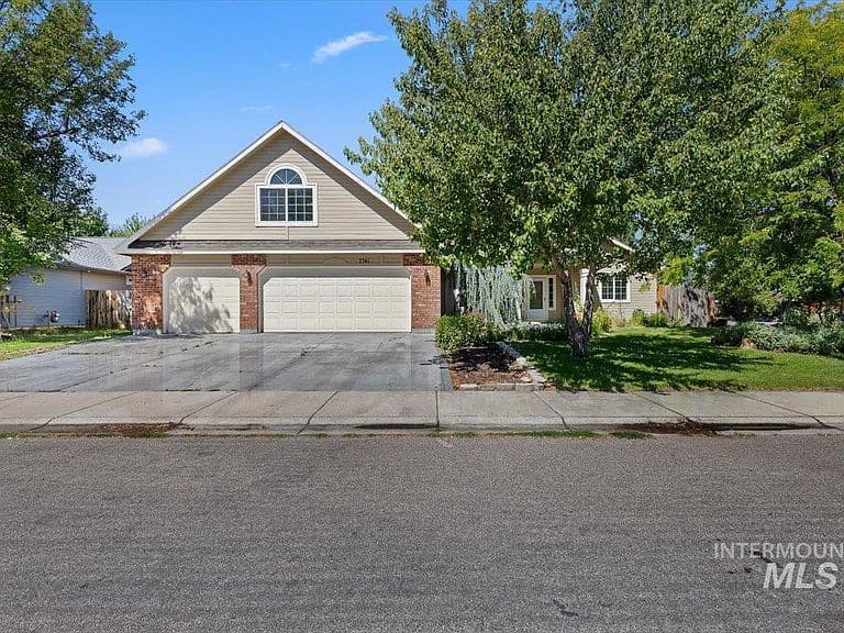 7741 N Dodgin Ave photo 2
