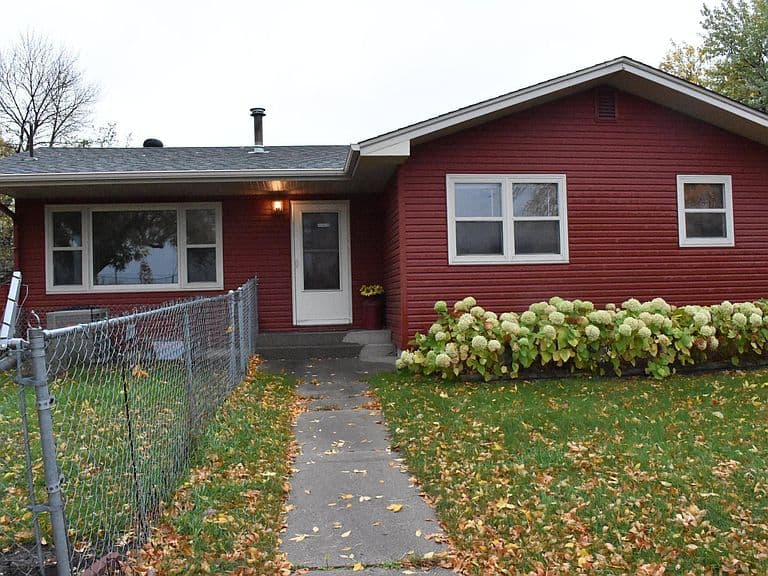 402 Maple Ln photo 1