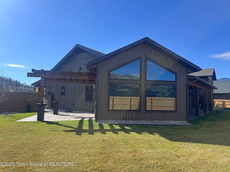 444 River View Dr photo 3