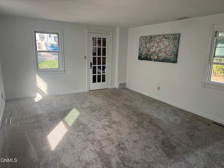 208 10th Ave NW photo 3