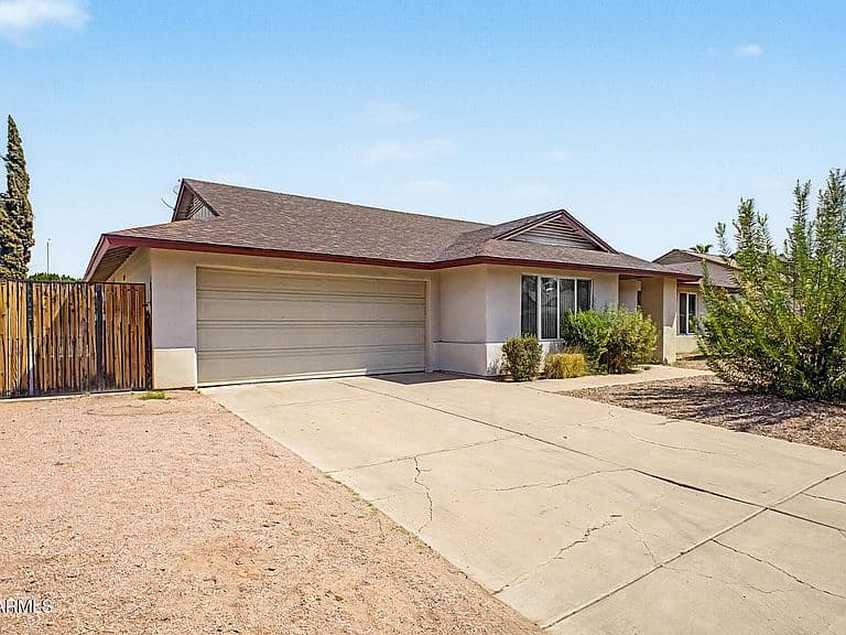 1048 W NIDO Avenue photo 2