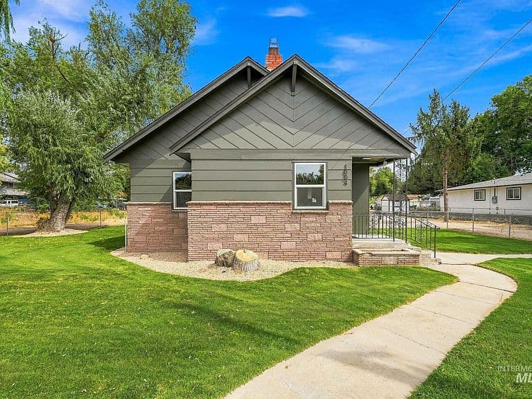 1004 S Holly St photo 2