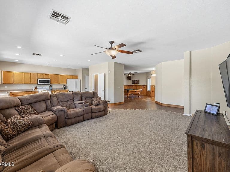 1042 E LYNX Way photo 5