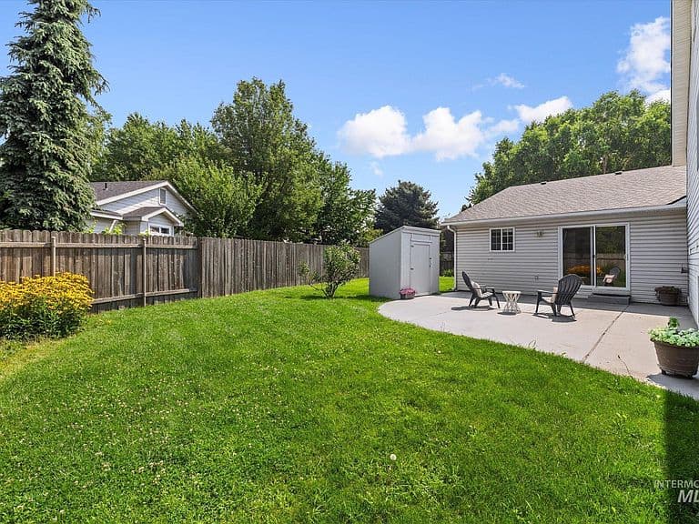 3892 E Eisenhower Dr photo 2