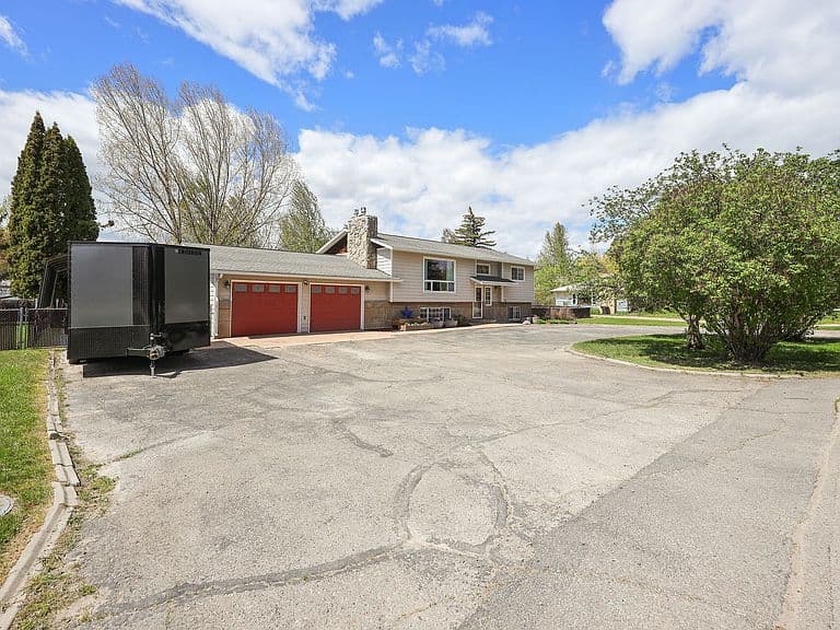 124 Park Ave photo 2