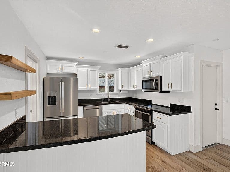 705 N ORACLE Circle photo 4