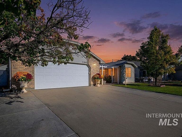 2166 W Sandalwood Dr photo 3