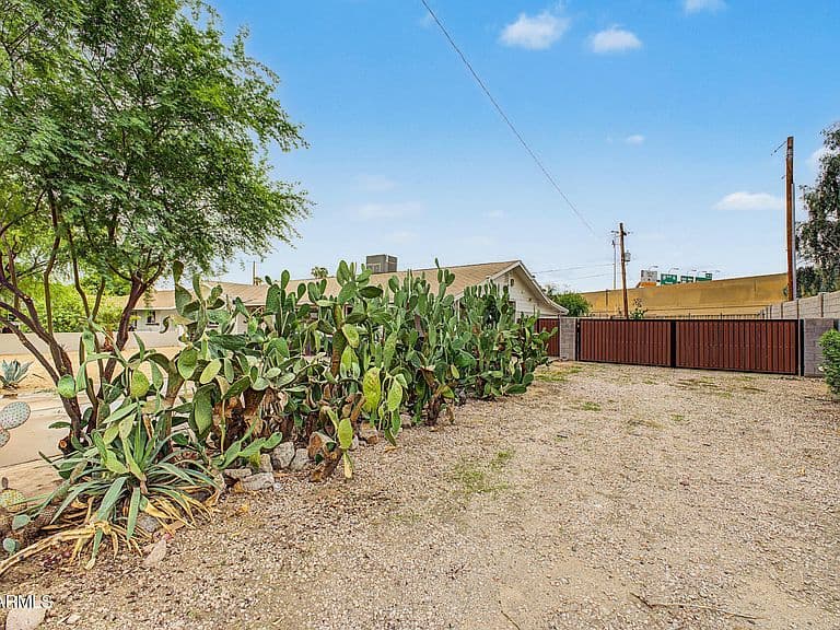 1927 E MONTEREY Way photo 3