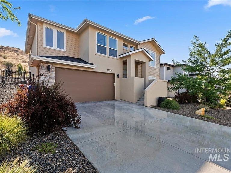 19576 N McLeod Way photo 2