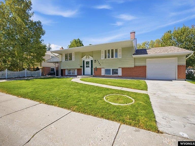 1260 Kingsbury Dr photo 2
