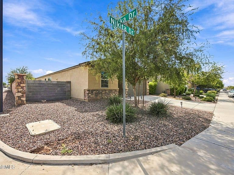 283 W NIKITA Drive photo 2