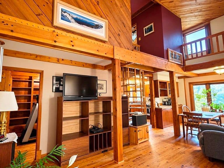 2090 Huntington Road photo 2