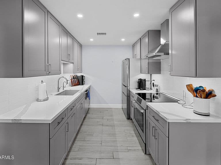 3142 E CLARENDON Avenue photo 4