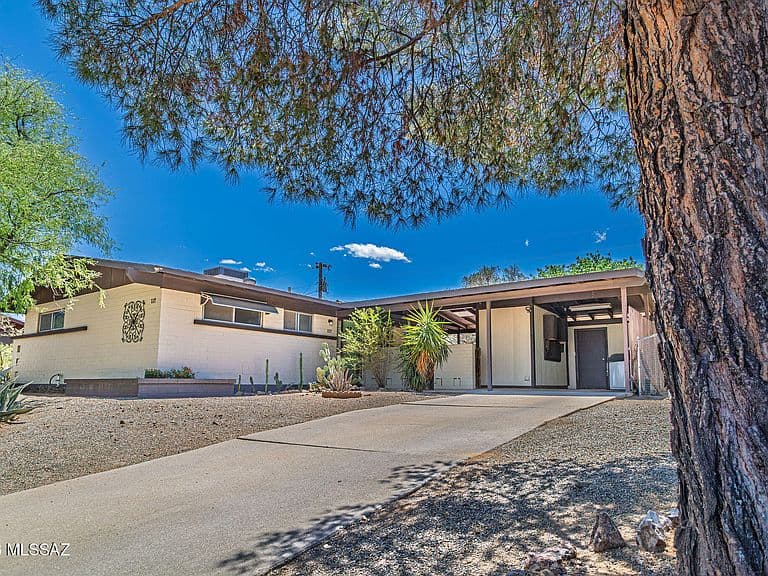 117 W George Truit St photo 1