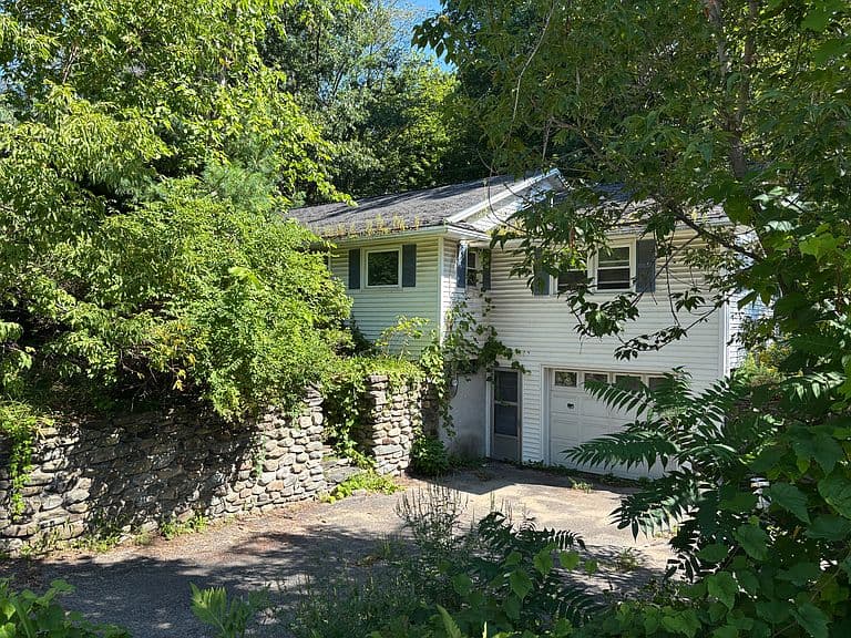 2061 Main St photo 1