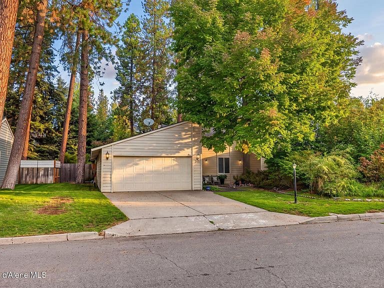 745 E Gregory Ln photo 2