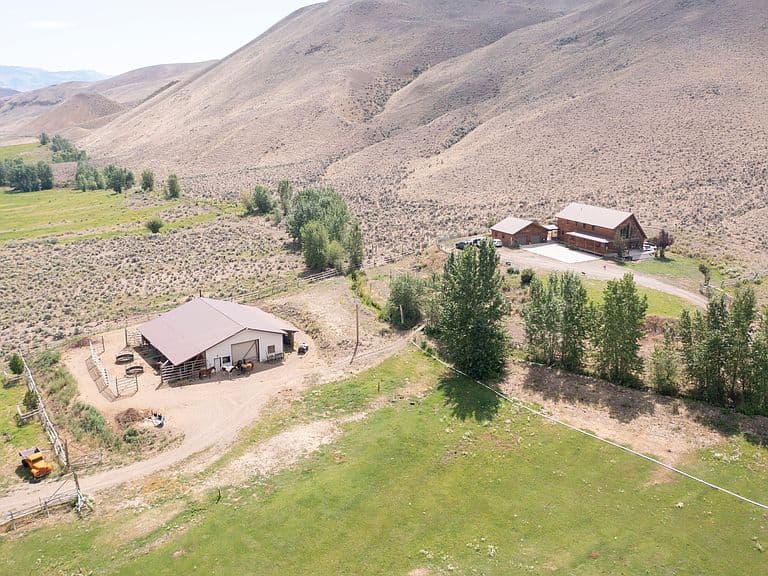 9885 Challis Creek Rd photo 1