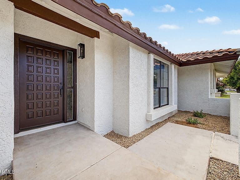 685 E LINDA Lane photo 4