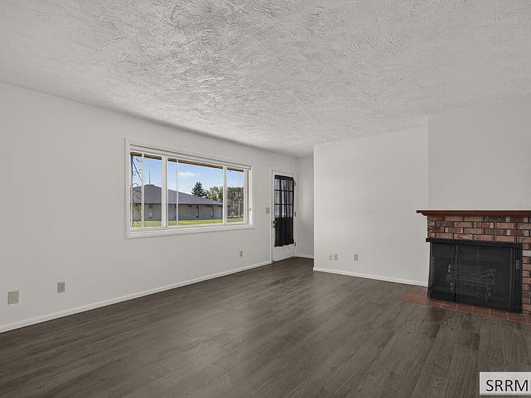 960 Washburn Ave photo 4