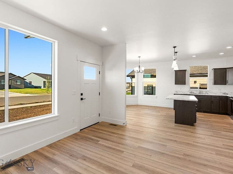 1100 Melissa Way photo 3